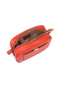 Rode leren handtas met een rechthoekige vorm, ritsluiting en een voorvak. Het interieur heeft een beige voering en een merklabel.