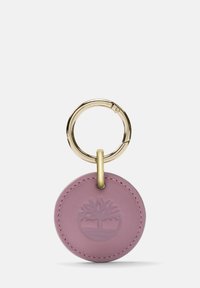 Llaverito redondo de piel rosa con un logo de árbol en relieve, sujeto a un llavero de metal dorado con un cierre seguro.