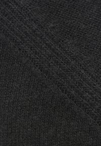 Schwarzer Strickstoff mit weicher Textur und leichtem Glanz, der ein diagonales Muster und eine feine, flauschige Oberfläche zeigt.