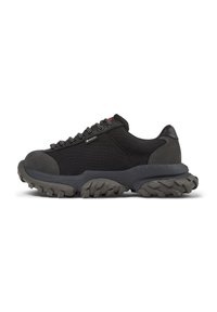 Czarne buty trekkingowe z solidną, teksturowaną podeszwą, siateczkowym wierzchem i czerwonymi akcentami, zaprojektowane z myślą o trwałości i aktywnościach na świeżym powietrzu.