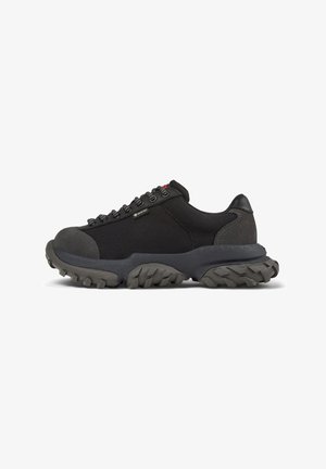 Scarpe da trekking nere con una suola robusta e strutturata, tomaia in rete e accenti rossi, progettate per la durabilità e le attività all'aperto.