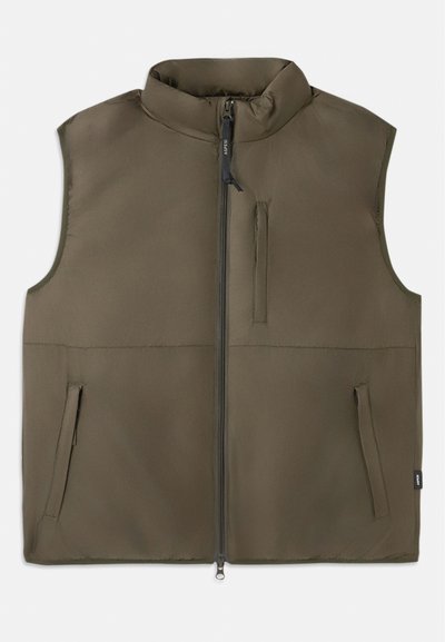Καφέ αμάνικο γιλέκο με επένδυση, με μπροστινό φερμουάρ, δύο κάτω τσέπες και μία κάθετη τσέπη στο στήθος, τοποθετημένο επίπεδο σε λευκό φόντο.