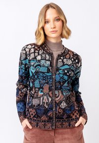 Färgglad stickad cardigan med intrikata mönster i blått, brunt och krämfärgat. Den har en knappstängning fram och en rundad halsringning. Mjuk textur.