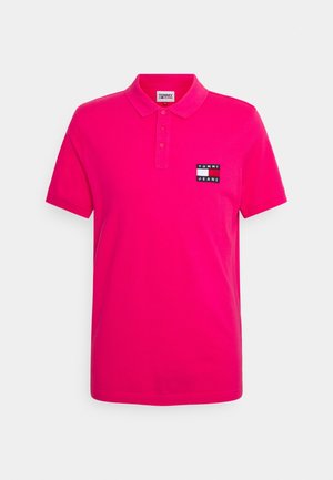 Roze polo van katoen, met een kraag en een knoopsluiting met twee knopen. Voorzien van een klein logoplaatje op de linkerborst.