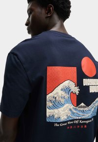 Marks & Spencer PURE JAPANESE GRAPHIC  - Triko s potiskem - dark navy