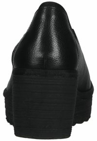 Scarpe nere con tacco a cuneo, upper in pelle textured, retro arrotondato e suola scanalata. Il tacco misura circa 5 cm di altezza.