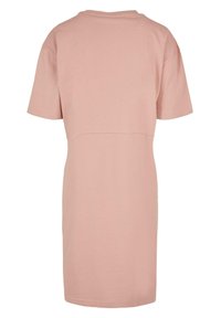 Kortärmad knälång klänning i ljusrosa bomull. Den har en rund hals och en enkel, slät yta utan synliga mönster.