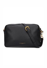 Borsa a tracolla in pelle nera con hardware dorato, chiusura con zip, texture granulosa, tracolla regolabile e nome del marchio impresso sulla parte anteriore.