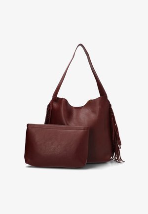 Bolso tote de cuero marrón con detalles de flecos, acompañado de un pequeño estuche a juego. Textura suave, forma redondeada y diseño espacioso.