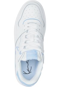 Witte leren sneakers met lichtblauwe accenten, geperforeerde neus, vetersluiting, gevoerde kraag en een gaasinterieur met logodetail op de binnenzool.