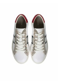 Zapatillas blancas de cuero con un diseño de serpiente texturizado en beige y negro, que cuentan con rayas grises y marinas, y un acento en el talón rojo.