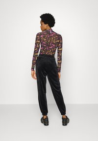 ONLY ONLREBEL VELVET CUFF PANTS  - Calças de fato de treino - black