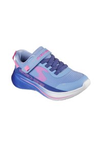 Scarpe da ginnastica azzurro chiaro con accenti rosa e viola, parte superiore in rete, collo imbottito e una fascia sopra i lacci, dotate di una suola bianca spessa.