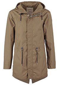 Khaki parka kabát s kapucí, stažením v pase na šňůrku, předním zipem a patentními knoflíky. Obsahuje dvě kapsy na prsou a hladkou, lehkou látku.