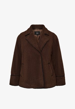 Chaqueta de forro polar marrón con solapas anchas, mangas largas, dos bolsillos laterales y ribete de costura negra a lo largo de los bordes.