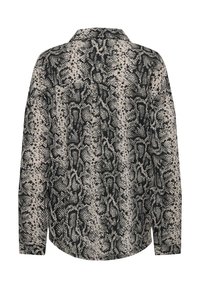 Camisa de manga larga con estampado de serpiente en negro, gris y beige, con cuello y puños abotonados, mostrada desde atrás.