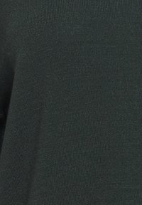 Zeleni pleteni materijal s glatkom teksturom, prikazuje dosljedan uzorak i rastezljivost. Nema vidljivih šavova ili ukrasa.