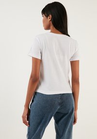 LELA Trükipildiga T-särk - white