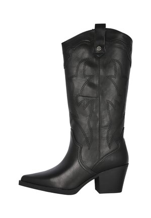 Botas de vaquero de cuero negro con punta afilada, detalles de costura y tacón cuadrado. Presenta un patrón decorativo bordado en el caña.