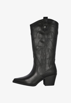 Botas de vaquero de cuero negro con punta afilada, detalles de costura y tacón cuadrado. Presenta un patrón decorativo bordado en el caña.