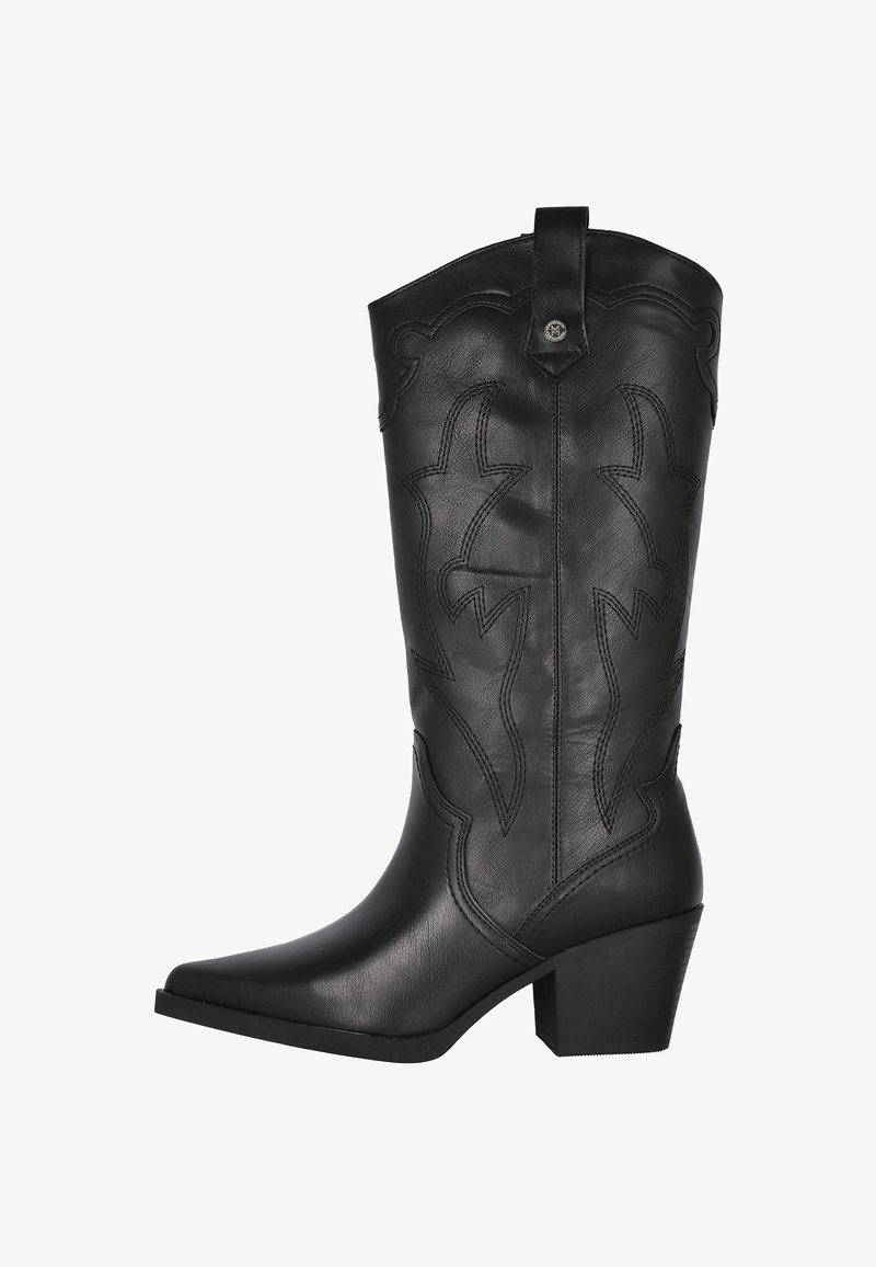 Botas de vaquero de cuero negro con punta afilada, detalles de costura y tacón cuadrado. Presenta un patrón decorativo bordado en el caña.