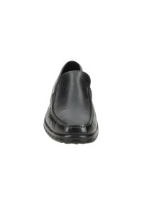 Scarpa slip-on nera in pelle con finitura liscia, punta tonda, dettagli cuciti e suola testurizzata per una maggiore aderenza.