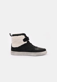 Svarta hög-top sneakers tillverkade av mocka och syntetiska material med en vit fuskpälskrage och gummisula. Med en sidrem och snörningsdesign.