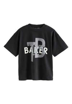 Czarny T-shirt z krótkim rękawem z napisem „BAKER”, nakładającą się dużą grafiką „B” oraz współrzędnymi „51.5072°N 0.1276°W EST. 1988” z przodu.
