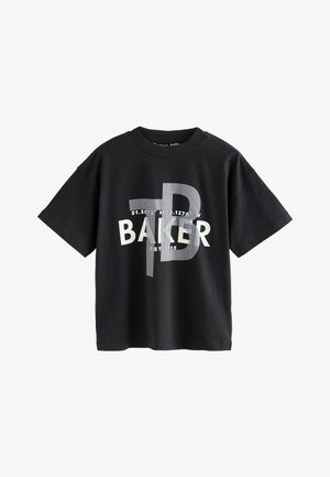 T-shirt nera a maniche corte con la scritta "BAKER", grande grafica sovrapposta a forma di "B" e coordinate "51.5072°N 0.1276°W EST. 1988" sul davanti.