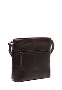 Borsa a spalla in pelle marrone scuro, dalla forma rettangolare, con tasca frontale con zip e tracolla regolabile e rimovibile. Texture liscia.