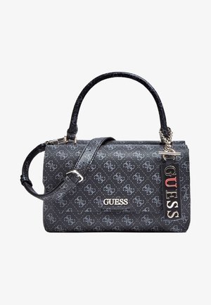 Czarna torebka z ekologicznej skóry z wytłaczanym wzorem logo, górnym uchwytem, regulowanym paskiem na ramię, srebrnymi elementami metalowymi oraz detalem z metką "GUESS".