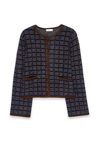 Zastrihnutý kardigán s mriežkovým vzorom v modrej a bielej farbe na tmavom pozadí s hnedými akcentmi, zapínanie na gombíky a dve predné vrecká.