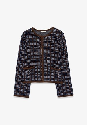 Zastrihnutý kardigán s mriežkovým vzorom v modrej a bielej farbe na tmavom pozadí s hnedými akcentmi, zapínanie na gombíky a dve predné vrecká.