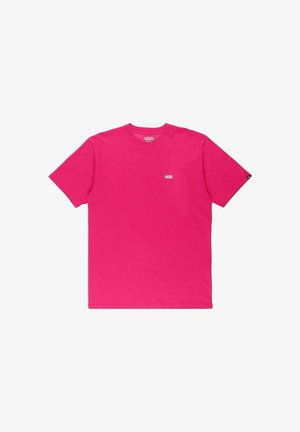 Camiseta de algodón rosa con mangas cortas, cuello redondo, logo de Vans en blanco en el pecho y dobladillo recto. Textura suave, corte casual.