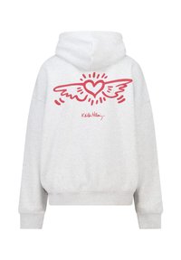 Sweat-shirt à capuche gris avec un graphique rose représentant des ailes et un cœur au dos, offrant une coupe confortable et décontractée avec des poignets côtelés.