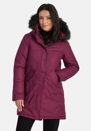 Bordeaux kleurige puffer parka met een nepbont capuchon, ritszakken aan de zijkant en een gladde textuur. Voorzien van een knoop- en rits sluiting met een getailleerd ontwerp.