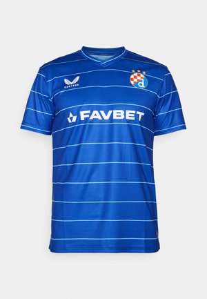 Zila sporta krekls ar horizontālām gaiši zilām strīpām, V veida kakla dizains un logotipi "CASTORE" un "FAVBET". Poliestera materiāls.