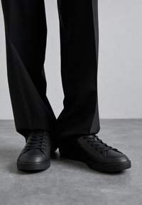 Selezionato, black