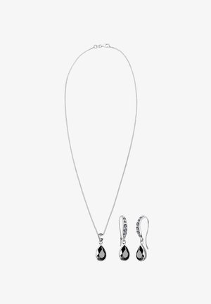 Silber-Schmuckset mit einer Halskette, die einen tropfenförmigen Anhänger und passende Ohrringe mit einem klaren Steinakzent umfasst.