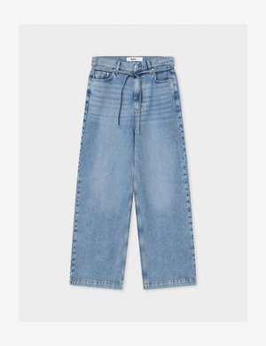 Jean large bleu clair taille haute, fermeture par bouton et zip, poches avant et ceinture fine à cordon.