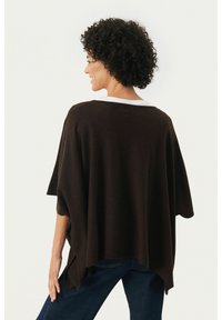 Bruine poncho met een losse pasvorm, brede mouwen, een afgeronde zoom en een witte kraagdetail, gemaakt van een zachte stof.