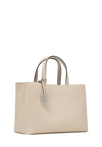 Borsa a tracolla in pelle beige con motivo logo in rilievo, doppi manici superiori e dettagli in metallo quadrato argentato. Texture liscia con forma strutturata.