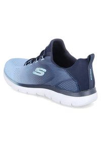 Niebieski but sportowy z teksturowaną siateczką na cholewce, granatowymi akcentami, wyraźnym logo oraz białą podeszwą o elastycznej konstrukcji.