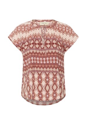 Blusa de manga corta con escote redondo, que presenta un patrón geométrico en rojo y crema, fabricada en un tejido ligero y con un corte holgado.