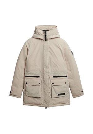 Jasno beżowa kurtka z kapturem, dwoma dużymi przednimi kieszeniami, czarnym zamkiem błyskawicznym i akcentami, wykonana z gładkiego, ocieplanego materiału.
