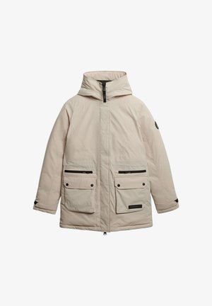 Jasno beżowa kurtka z kapturem, dwoma dużymi przednimi kieszeniami, czarnym zamkiem błyskawicznym i akcentami, wykonana z gładkiego, ocieplanego materiału.