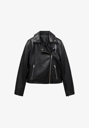 Chaqueta de motorista de cuero negro con un diseño corto, cierre de cremallera asimétrica, dos bolsillos frontales con cremallera y detalles de cuello a presión. Textura suave.