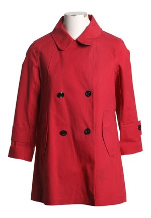 Manteau rouge croisé avec boutons noirs, large col, manches trois-quarts avec poignets boutonnés et poches latérales sur un mannequin.