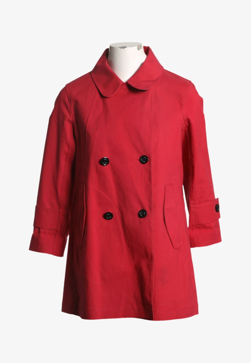 Manteau rouge croisé avec boutons noirs, large col, manches trois-quarts avec poignets boutonnés et poches latérales sur un mannequin.