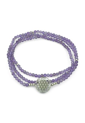 Bracciale con perline viola sfaccettate avvolto tre volte con un ciondolo circolare in argento che presenta un motivo geometrico del fiore della vita.